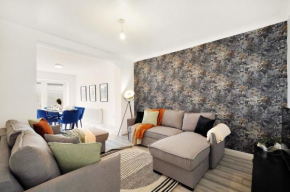 Sleek and Stylish House in Wembley - Sleeps 14